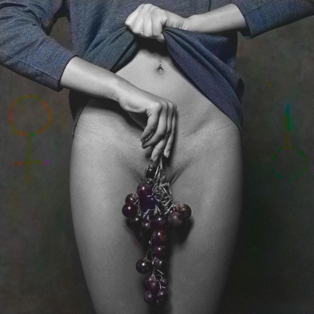 чёрно-белая фотография женской фигуры с гроздью винограда в руках название - Виноградники любви