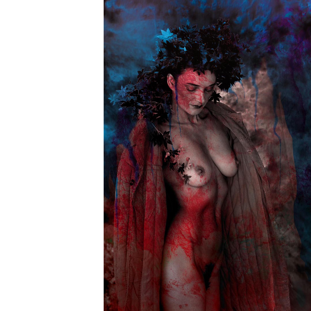 Женская фигура в окровавленном ватнике на грозовом синем фоне в темном венце из растений.