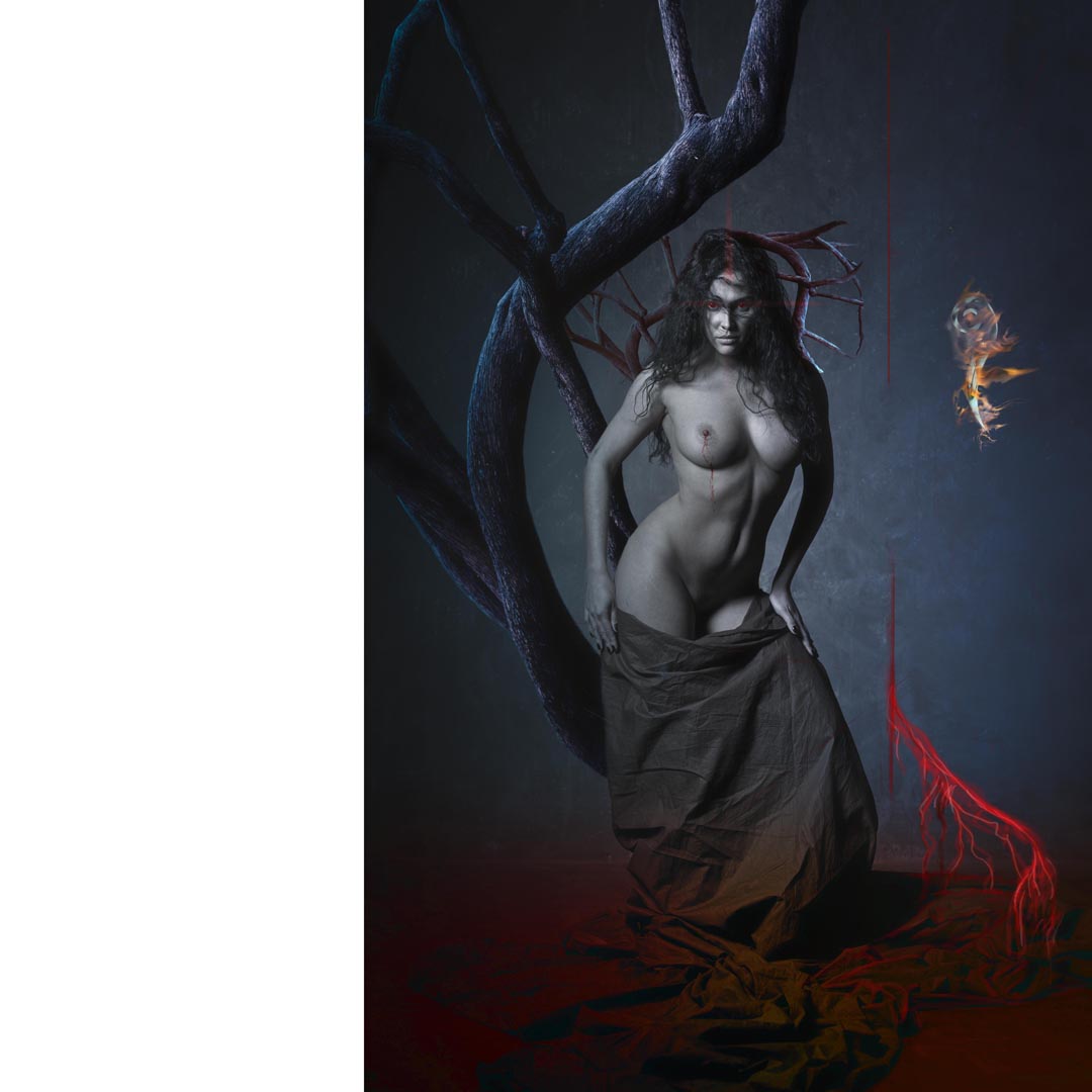 Ствол сухого дерева на  синем фоне с  кровеносными сосудами, рядом полуобнаженная  женская фигура с  глазами цвета крови появляется из темной ткани